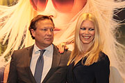 Oliver Kastalio, CEO Rodenstock Group, und Claudia Schiffer vor dem aktuellen Kampagnenfoto (©Foto: Martin Schmitz)